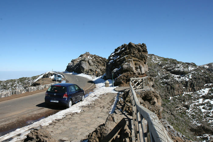 På vej op til Roque de los Muchachas, La Palmas højeste punkt, kom vi over skovgrænsen, og der lå sne i vejsiderne.