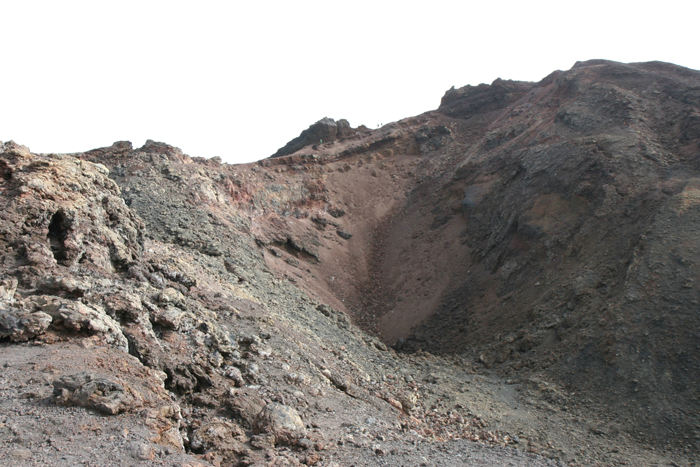 Teneguias krater. Der stiger stadig svovlholdige dampe op fra krateret, og efter sigende skulle der være ca. 400 grader nede i krateret.