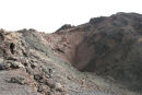 Teneguias krater. Der stiger stadig svovlholdige dampe op fra krateret, og efter sigende skulle der være ca. 400 grader nede i krateret.
