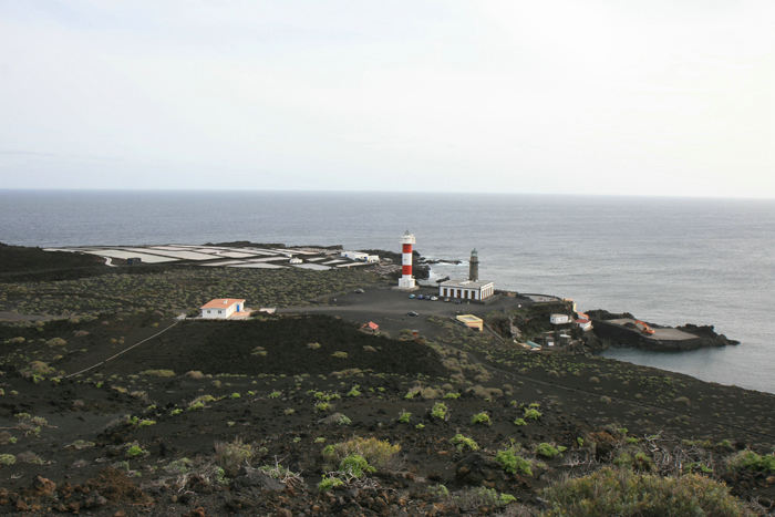 Punta Fuencaliente, det sydligste punkt på La Palma, med fyrtårnet og saltindvinding. Lavaen fra udbruddet af Teneguia i 1971 har dækket det meste af dette område.  