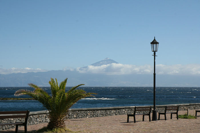 Udsigten fra San Sebastian de La Gomera over mod Tenerife med Teide, der rager op over skyerne. Der er frisk vind uden for havnen.