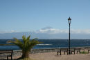 Udsigten fra San Sebastian de La Gomera over mod Tenerife med Teide, der rager op over skyerne. Der er frisk vind uden for havnen.