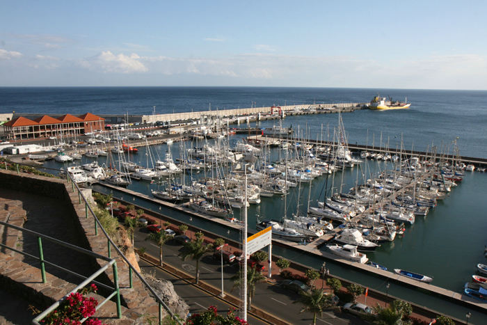 Havnen i San Sebastian de La Gomera set oppe fra klippen bag havnen. Lystbådehavnen ligger meget beskyttet inderst i den store havn. 
