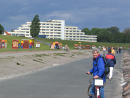 Vi blæste inde i Cuxhaven i nogle dage så der blev tid til at se os lidt omkring. Vi lånte nogle cykler af havnen og cyklede en tur ud langs kysten. Der var flotte gang- og cykelstier. 