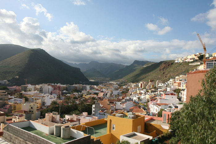 Et vue ind over San Sebastian de La Gomera oppe fra Pandora, der ligger oppe på klippen lige bag havnen. 