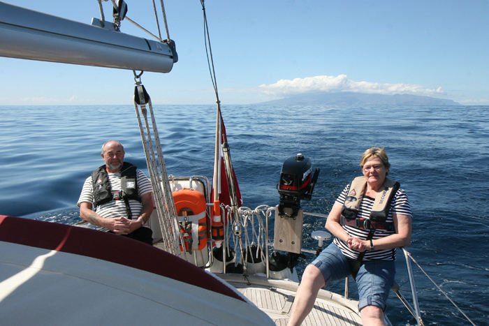 John og Kirsten nyder solen på turen fra La Gomera til Tenerife. Vi startede for sejl, men vinden lagde sig helt. Sådan kan Atlanterhavet også se ud. 