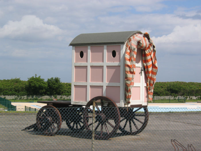 En af de gamle vogne med badehus. De blev kørt ud til vandkanten, så man ikke skulle gå så langt, når man skulle bade.