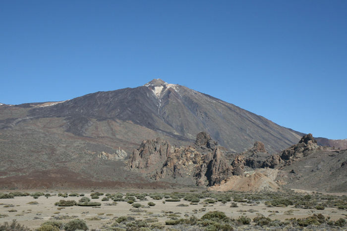 Teide på Tenerife er Spaniens højeste bjerg med en højde på 3.718 m. Landskabet rundt om den gamle vulkan er meget øde og goldt.