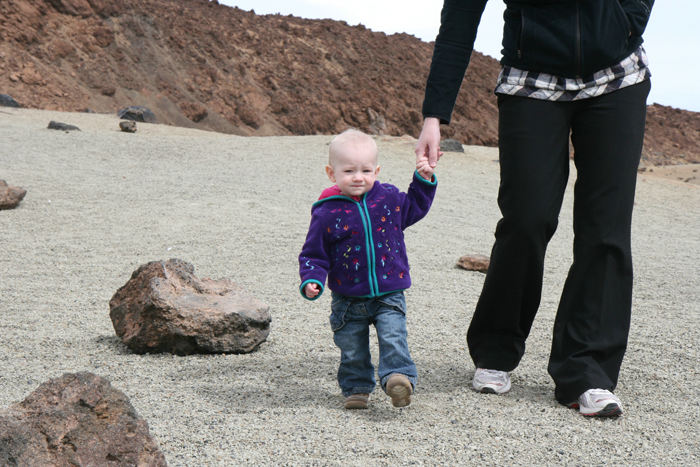 Julie skulle også prøve at gå i sandet på sletten neden for Teide. Det var ikke så let, så det var bedst med mor i hånden.