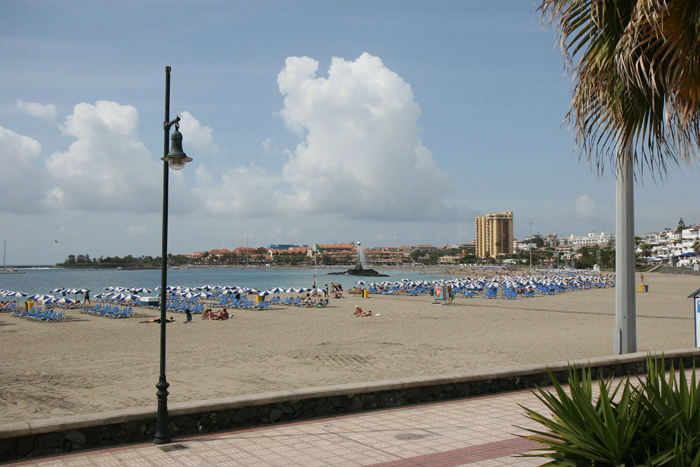 Playa de Las Vistas, der ligger mellem Los Cristianos og Las Américas - der var endnu ledige strandstole den dag.