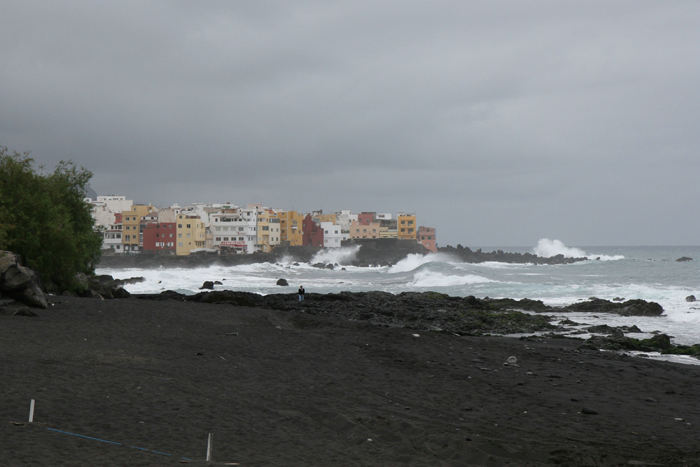 Det var lidt dårligt vejr, da vi besøgte Puerto de La Cruz. Vinden var i nord og bølgerne brækkede ind mod stranden. Flot syn, men ikke badevejr. 