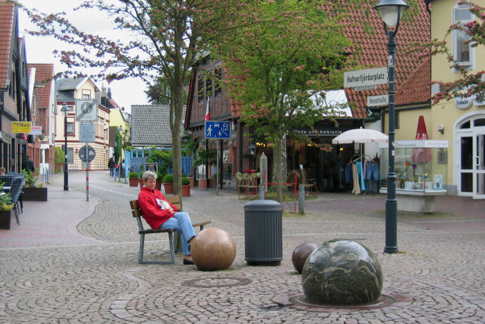 Vi har været i Cuxhaven mange gange, men det er første gang, vi er blæst inde. Vi har aldrig fået set rigtigt på byen, men det fik vi lejlighed til denne gang. Inge Lise nyder den flotte skulptur i gågaden.