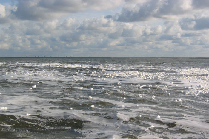 Endelig kom vi afsted mod Holland, i stille og roligt vejr og en stabil vejrmelding, troede vi! Men inden vi nåede Holland, var det blæst op igen. Skum fra brændingen på vej ind til Lauwersoog.