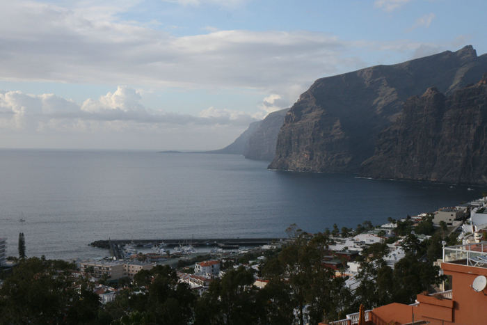 De imponerende klippeformationer ved Los Gigantes. I forgrunden ses den lille havn i Los Gigantes.