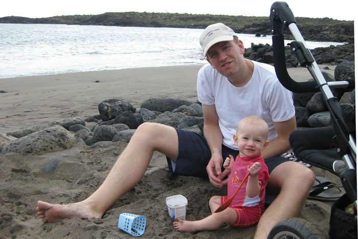 Nå, det er altså at være på stranden, far. Sandet er ret sort, ikke? (Foto Maiken)