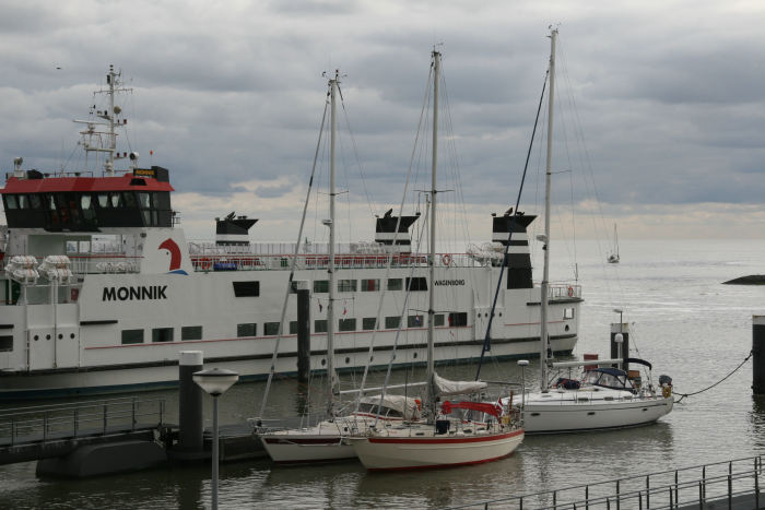Vi kom for sent til sidste sluseåbning i Lauwersoog, så vi måtte overnatte uden for slusen. Nausikaa og Drivert fortøjet ved en flydebro, som vi fik lov til at benytte. Broen var normalt forbeholdt lægebåden.