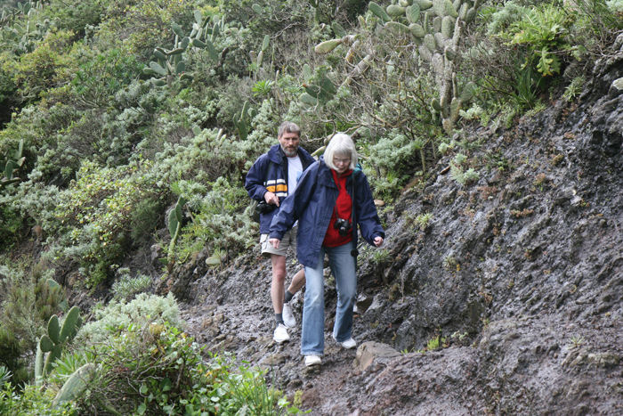 Inger Lise og Ole på vej ud til det nordøstlige punkt på Tenerife. Det var lidt af en stroppetur i et noget uvejsomt terræn.