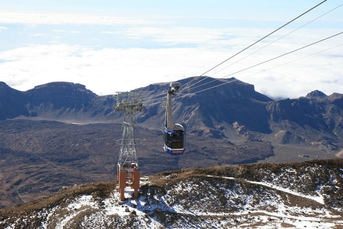 Svævebanen op til Teide. Den løftede os fra 2.356 m og til en højde af 3.555 m. Det sidste stykke må man selv trave, hvis man altså har tilladelse til det.  