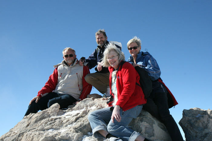 Besætningen fra Nausikaa – skipper, Ole, Inger Lise og Inge Lise - har nået toppen af Teide. Vi sidder her på toppen i en højde af 3.718 m. 