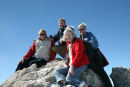 Besætningen fra Nausikaa – skipper, Ole, Inger Lise og Inge Lise - har nået toppen af Teide. Vi sidder her på toppen i en højde af 3.718 m. 