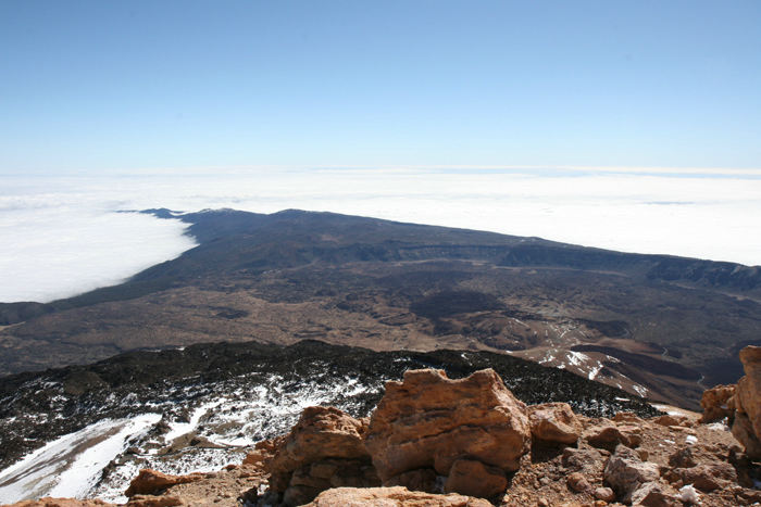 Udsigten fra toppen af Teide. Vi kunne kun se den højeste del af Tenerife, resten af øen var dækket af et tykt skydække.