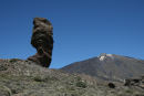En af de naturlige skulpturer i det flotte lavalandskab neden for Teide, som ses i baggrunden.