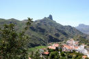 Den lille bjerglandsby Tejeda på Gran Canaria med Roque Bentalga i baggrunden.