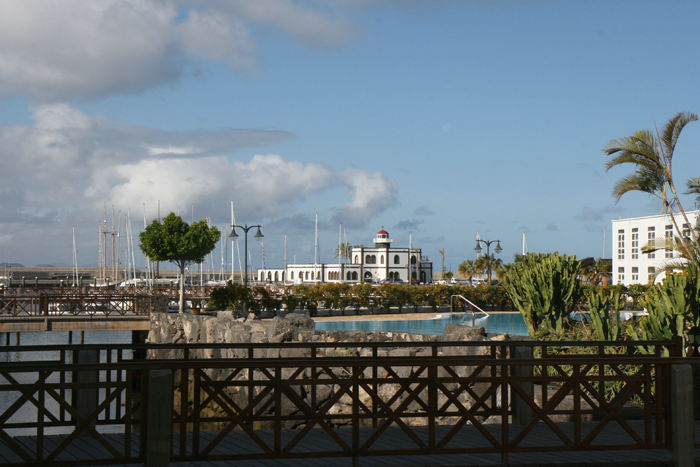Den flotte Marina Rubicón på sydsiden af Lanzarote. En meget beskyttet havn med alle faciliteter incl. swimmingpool.