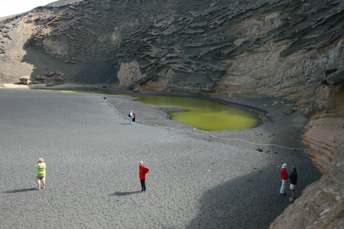 Den grønne lagune ved El Golfo på vestkysten af Lanzarote. Det er et krater fra en vulkan, hvor den ene side er skyllet i havet.