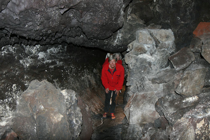 Inge Lise i en af de smalle passager i Cueva de los Verdes, et tunnelrør, der er dannet ved, at lavaen er størknet på overfladen og den flydende lava længere nede er fortsat med at løbe. 