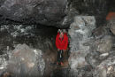 Inge Lise i en af de smalle passager i Cueva de los Verdes, et tunnelrør, der er dannet ved, at lavaen er størknet på overfladen og den flydende lava længere nede er fortsat med at løbe. 
