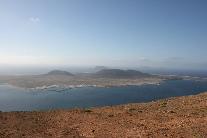 Udsigten ned over La Graciosa med byen Caleta del Sebo, oppe fra vejen, der fører op til Mirador del Rio. 