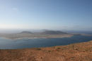 Udsigten ned over La Graciosa med byen Caleta del Sebo, oppe fra vejen, der fører op til Mirador del Rio. 