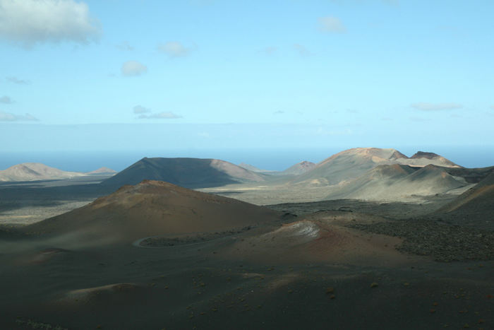 Udsigten oppe fra Montañas del Fuego – Ildbjerget - i Nationalparken Timanfaya på Lanzarote. Det er noget af det flotteste vulkanlandskab, vi har set.