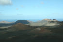 Udsigten oppe fra Montañas del Fuego – Ildbjerget - i Nationalparken Timanfaya på Lanzarote. Det er noget af det flotteste vulkanlandskab, vi har set.