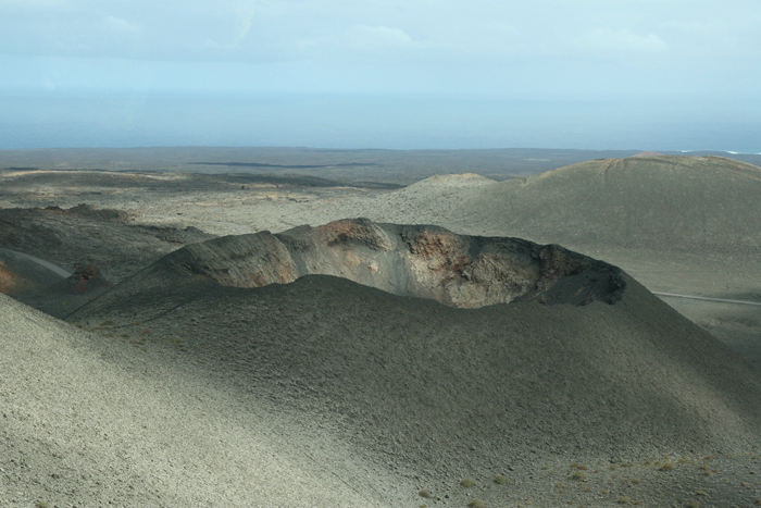 Et af de mange vulkankratre på Lanzarote. Taget fra busturen rundt i Timanfaya nationalpark.
