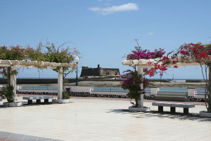 Udsigten fra havnepromenaden i Arrecife, hovedbyen på Lanzarote. Det er Castillo de San Gabriel, der ses i baggrunden.
