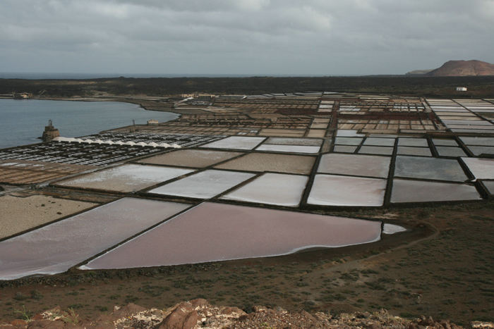 Et vue ud over Salinas de Janubio, et saltindvindingsanlæg på Lanzarote, der stadig er i brug. Der produceres ca. 1 ton salt om dagen.
