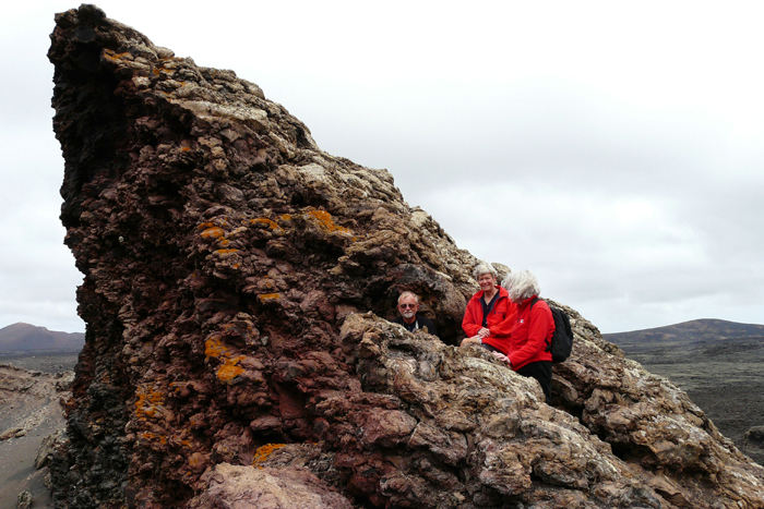 Inger Lise, Inge Lise og skipper oppe på kanten af et vulkankrater på Lanzarote. Det gik stejlt ned mod kraterets center. (Foto Ole Jakobsen)
