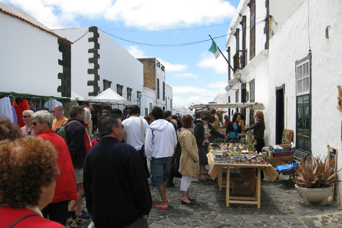 Fra markedet i Tiguise. Hver søndag afspærres byen og gaderne fyldes med boder, hvorfra der sælges alt lige fra lokal kunst til almindelige turistsouvenirer.
