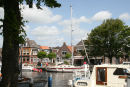 Vi fandt en fin plads langs kajen i Stadswateren, eller t'Dok, som den også kaldes, lige i centrum af den gamle bydel i Lemmer. De meldte stadig hård vind, så vi havde ikke travlt med at komme ud på Ijsselmeer. 