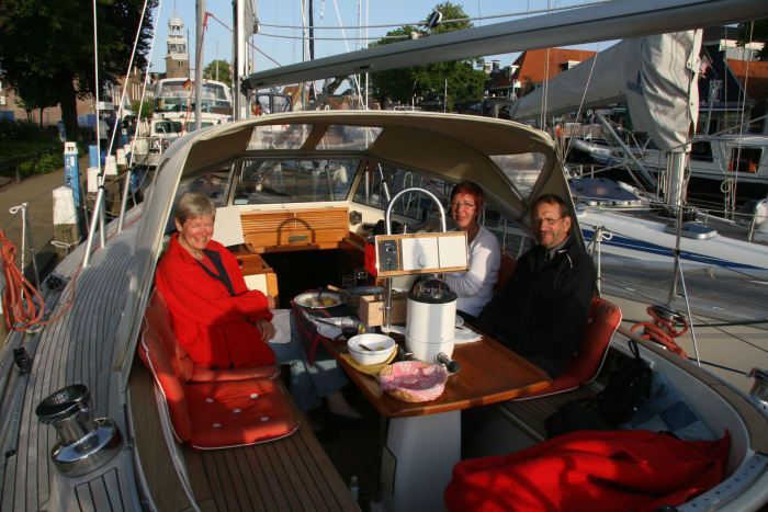 Margit og Jørn fra Drivert til middag ombord på Nausikaa, mens vi lå fortøjet i Stadswateren i Lemmer. Flot vejr, hvor der var læ.