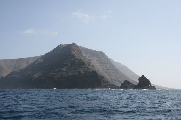 Punta Fariones og Farión de Tierra ved indsejlingen til det smalle sund – El Río – mellem Lanzarote og Isla Graciosa.