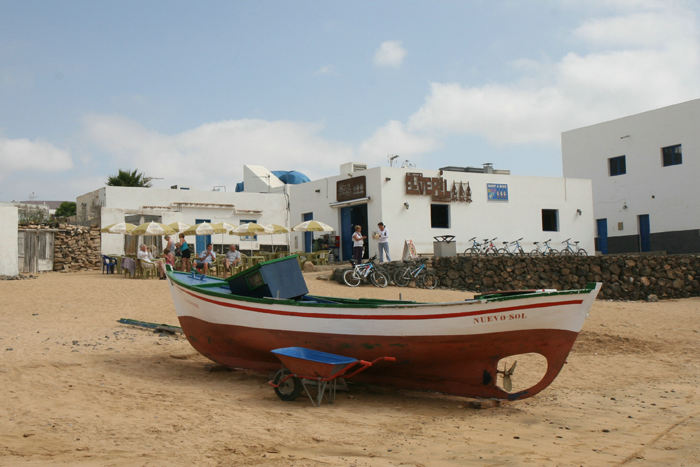 En af de mange cafeer langs havnen i Caleta del Sebo på Isla Graciosa.   