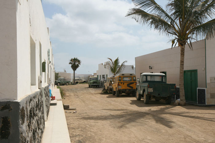 Calle La Caletilla i Caleta del Sebo. Der er ingen asfalterede veje på øen. Læg mærke til alle Land Roverne, det foretrukne køretøj på Isla Graciosa.    
