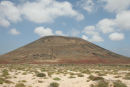 Vulkanen Las Agujas Grandes midt på Isla Graciosa. Det er den højeste på øen, 253 m høj. Der var et flot farvespil i lavaen. 
