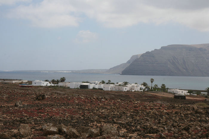 Den anden by på Isla Graciosa – Pedro Barba, hvis man kan kalde den samling huse for en by. Det lignede mest sommerboliger. I baggrunden ses bjergene på Lanzarote. 