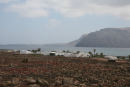 Den anden by på Isla Graciosa – Pedro Barba, hvis man kan kalde den samling huse for en by. Det lignede mest sommerboliger. I baggrunden ses bjergene på Lanzarote. 