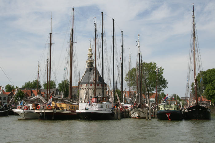 Fra Lemmer gik turen tværs over Ijsselmeer, gennem slusen ind på Markermeer og ind til Hoorn. Der er mange af de gamle både, der benyttes til charter, der har hjemhavn i Hoorn. Her er de fortøjet neden for Hoofdtoren. 