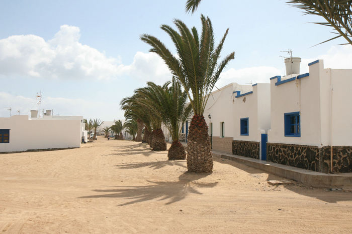 En af de brede gader i Caleta del Sebo på Isla Graciosa. Der var plantet palmer i mange af de brede gader.